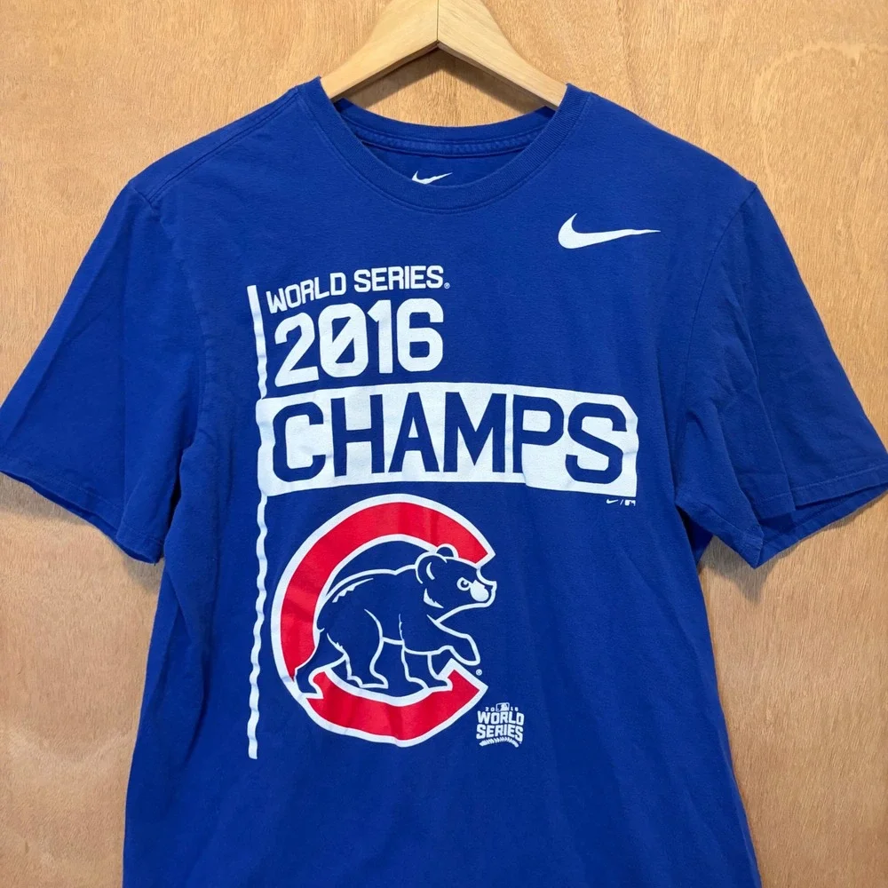 Nike T-Shirt Mens M Chicago Cubs 2016 World Series Champions Souvenir Old School